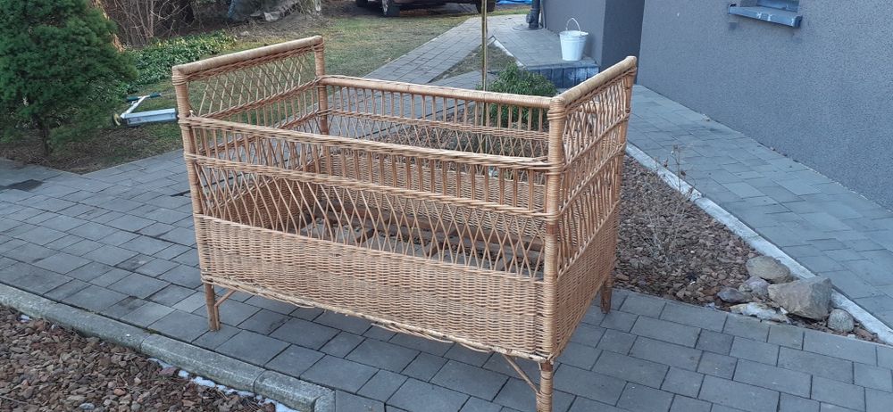 Sprzedam Stare łóżeczko wiklinowe