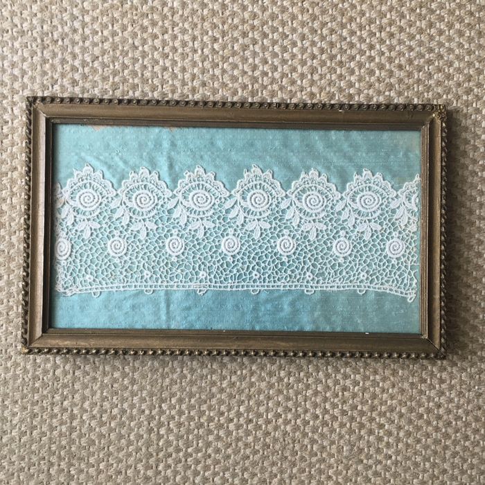 Vários bordados emoldurados todos raros