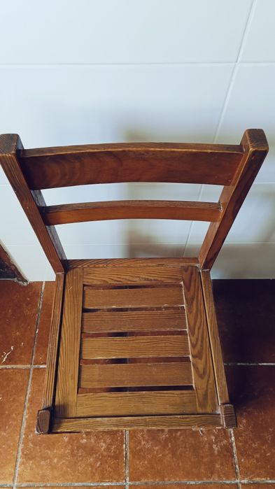 Mesa de cozinha em pinho com 4 cadeitras