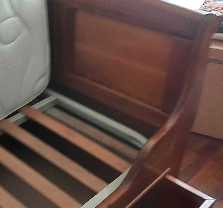 Cama de solteiro. Cerejeira maciça.