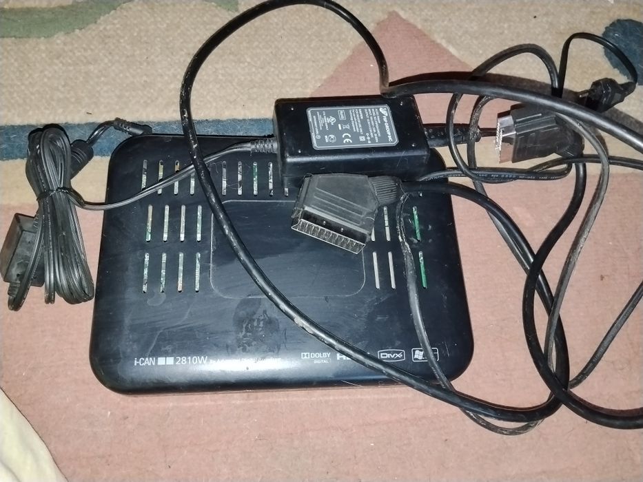 Dekoder z zasilaczem i kablami.Multimedia