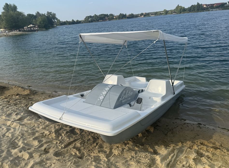 Катамарани з тентом