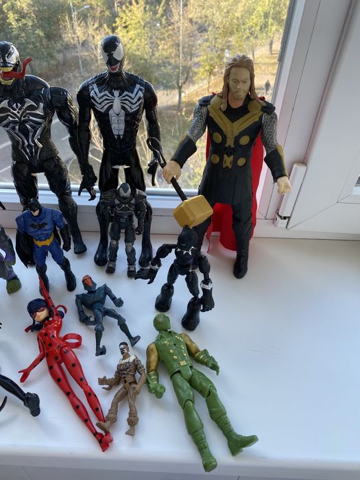 Супергерої бетмен, веном, людина павук, леді баг, супер кіт