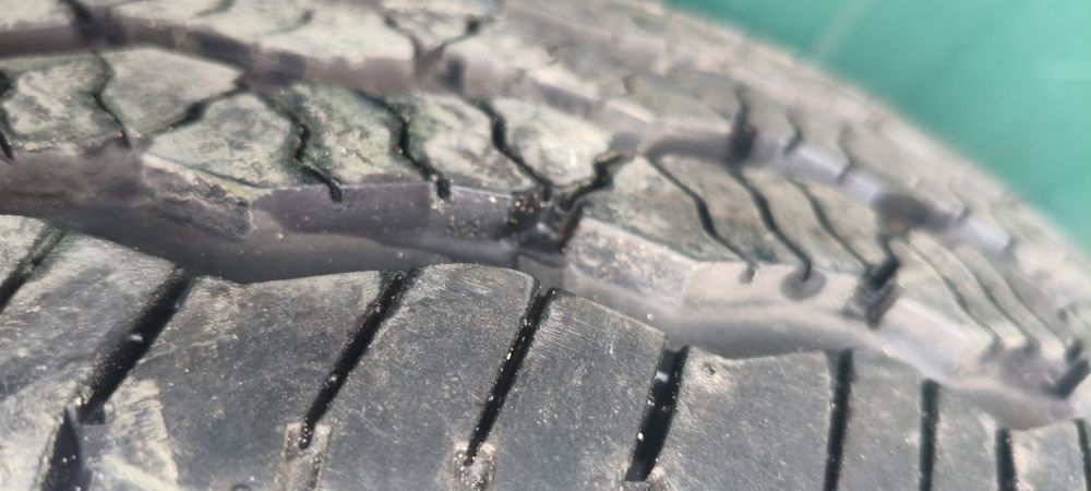 Продам літню , практично нову, резину  245/70/16