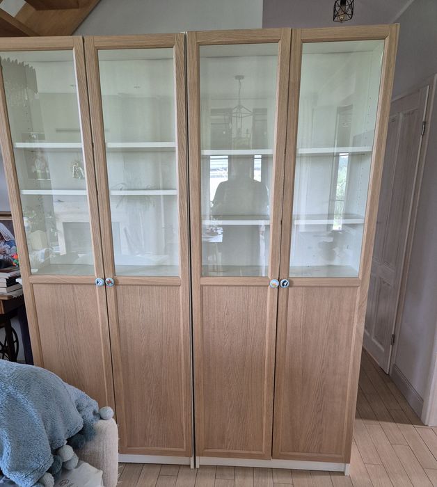 Regał ikea Billy że szklanymi drzwiami.