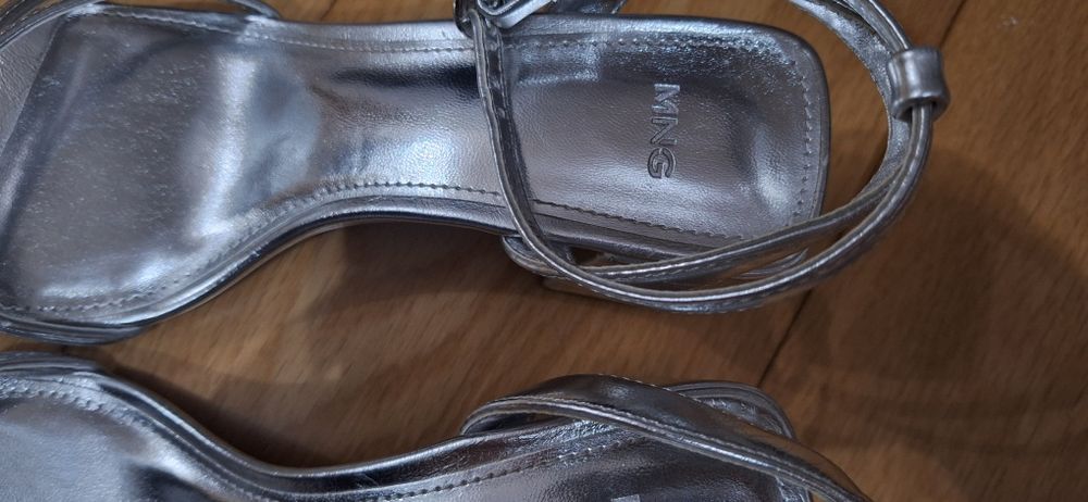 Sandálias prateadas Mango