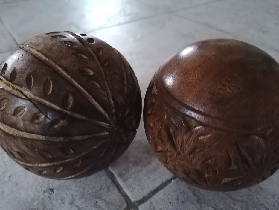 Bolas decorativas em madeira