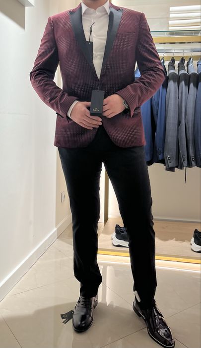Blazer bordô e sapatos em conjunto