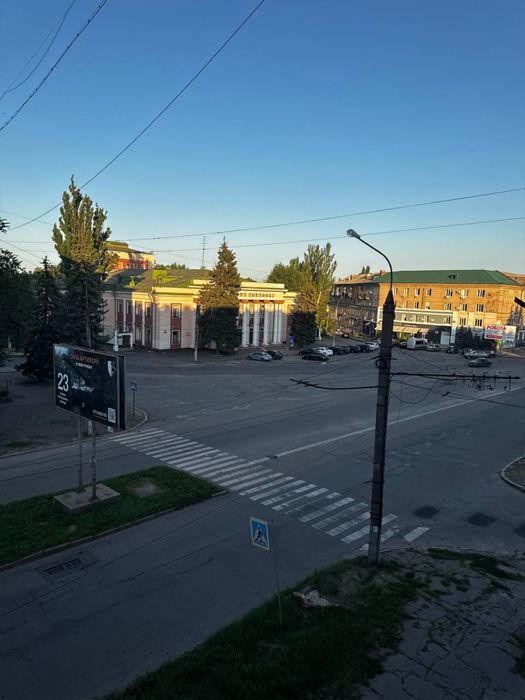 На Універмазі продаж шикарної Чотирикімнатної рарітетної СТАЛІНКИ з АВТОНОМКОЮ і має дві лоджії! Це 3 поверх і вона не кутова