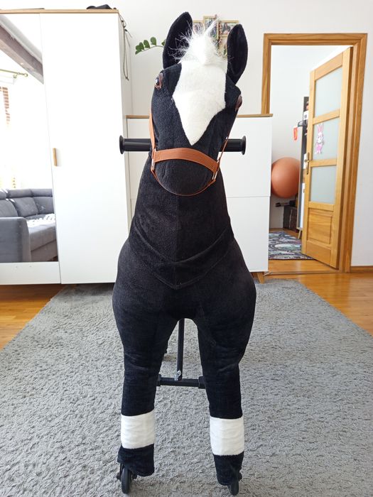 Duży, jeżdzący koń na kółkach