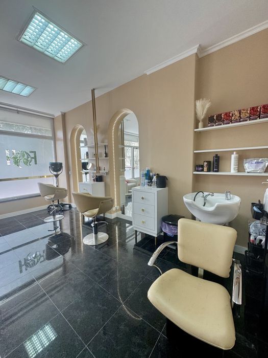 Alugo espaço para trabalho/ Salão