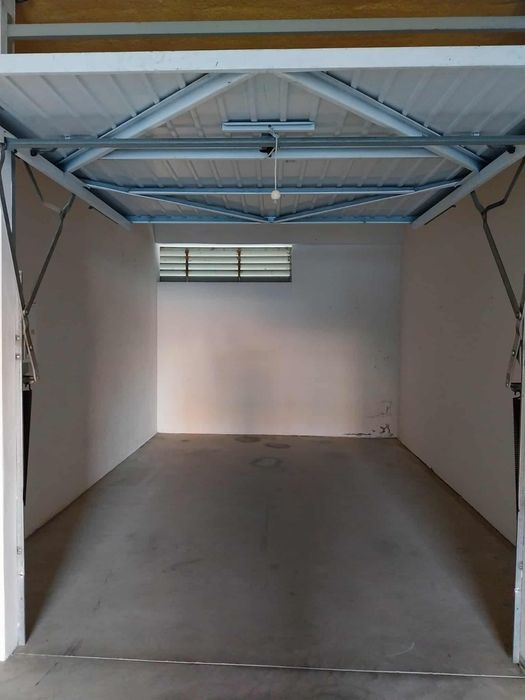 Alugo garagem fechada