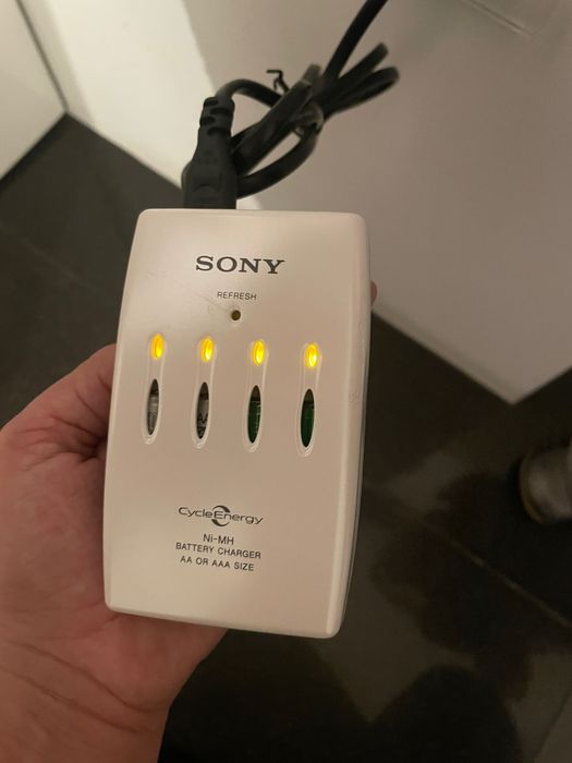 Carregador de pilhas AA ou AAA - Sony