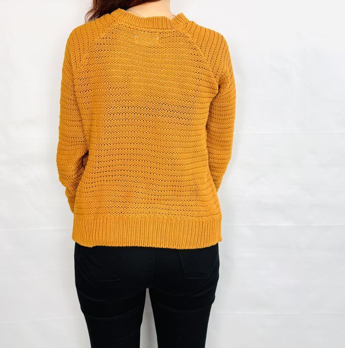 Złoty sweter ażurowy ze stójką XS 34