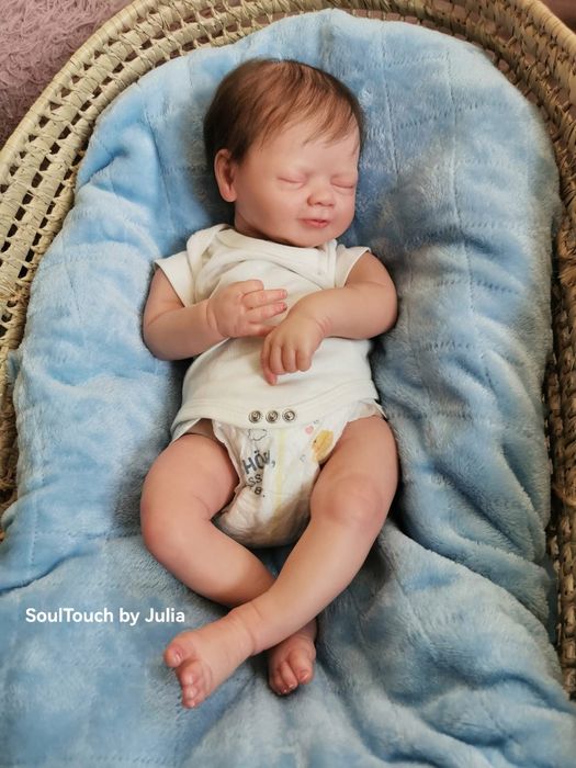 „Realistyczna lalka reborn – ręcznie malowany chłopczyk z certyfikatem