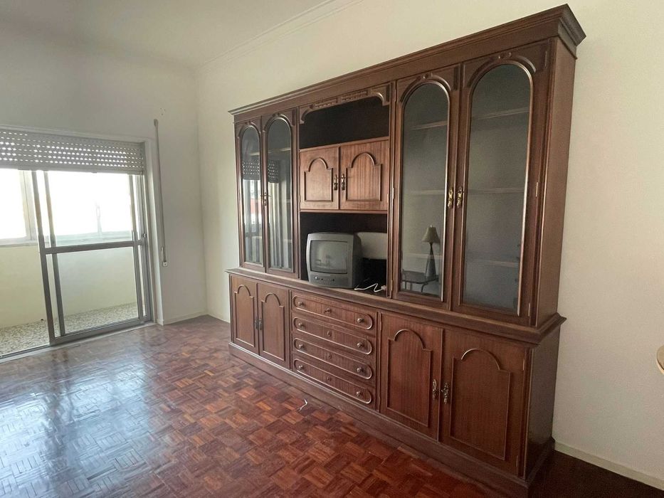 Vitrine de madeira maciça