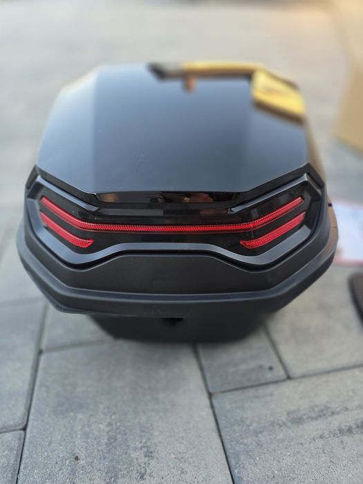 Kufer motocyklowy z dodatkami