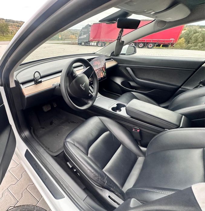 Tesla mоdel 3  2020 рік