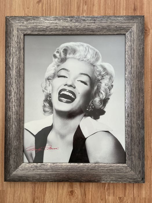 Fotokopia marilyn monroe w drewnianej srebnej ramie