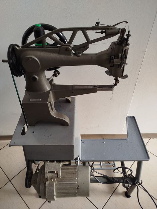 Máquina de cozer em bom estado ; concertos de calçado