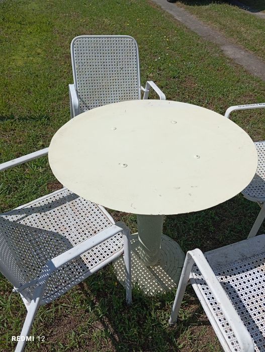 Mesa de ferro e cadeiras