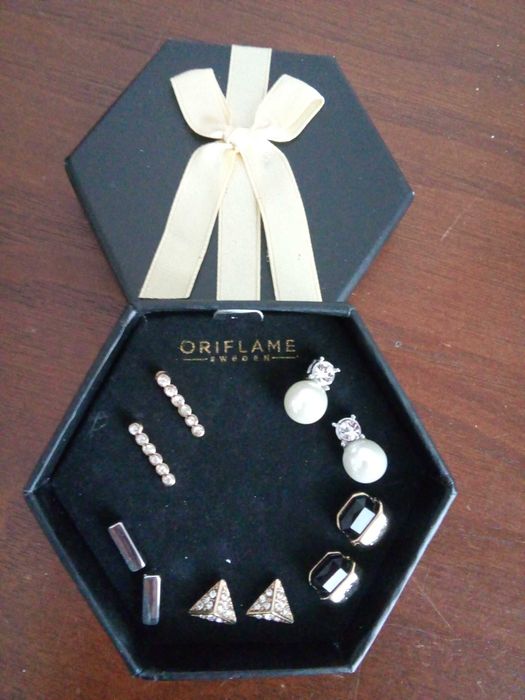 Caixa com 5 pares de brincos Oriflame - novos