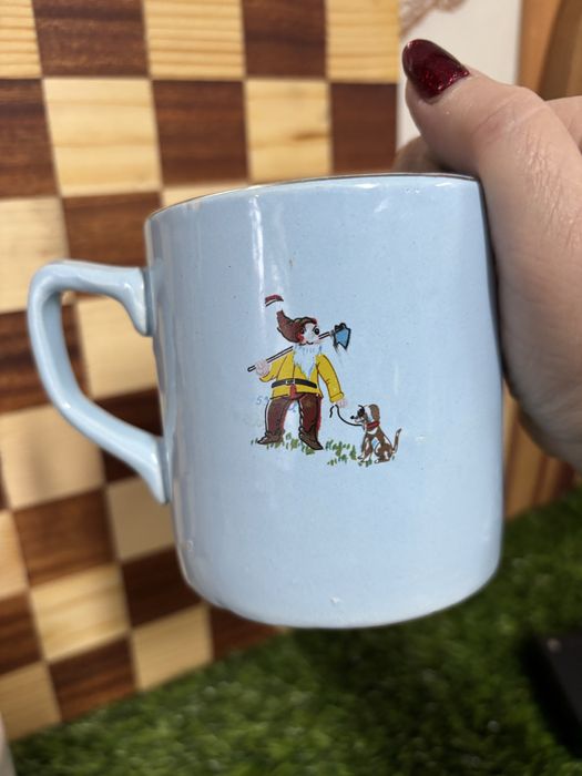 Canecas antigas com motivos infantis