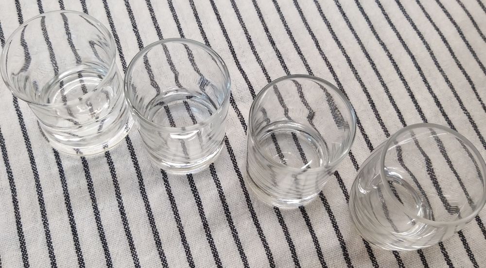 4 copos de 50 ml.