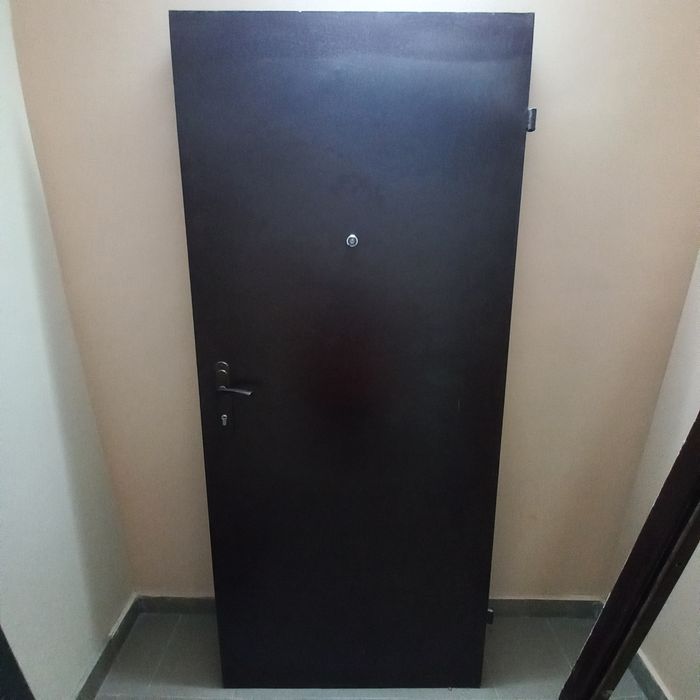 Продам вхідні двері від забудовника з замком та 5 ключів до нього.