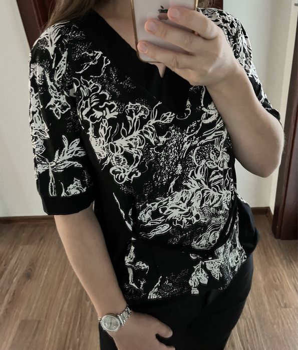 Czarna biała bluzka damska z krótkim rękawem dekolt V 4XL 48