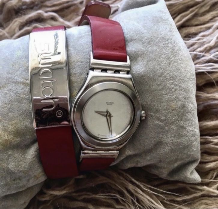 Relogio swatch com bracelete vermelha