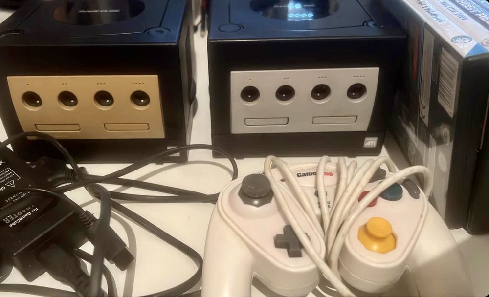 2x Nintendo GameCube + cabo e Comando + 5 Jogos