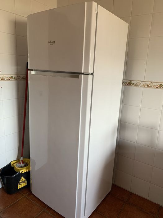 Frigorífico HotPoint c/ garantia de 3 anos ainda.