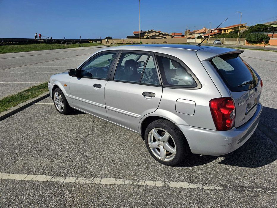 Carro Mazda 323F gasolina