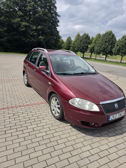 Czerwony Fiat Croma
