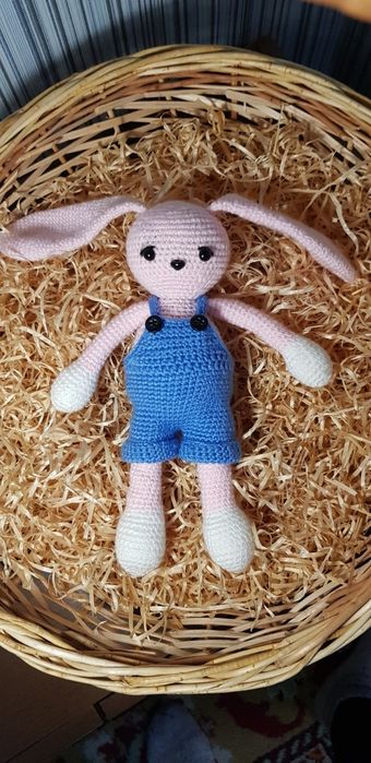 Вязанная игрушка зайка , ручная работа .