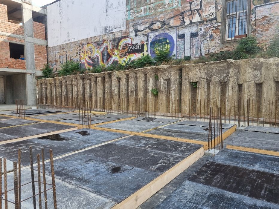 Бурова установка. Сваї. MAIT HR 110 BAUER Свайне поле підпірна стіна