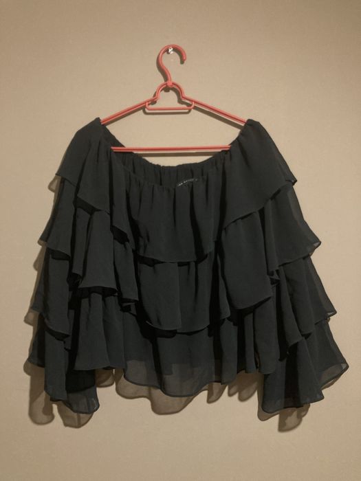 Czarna elegancka bluzka z falbanami