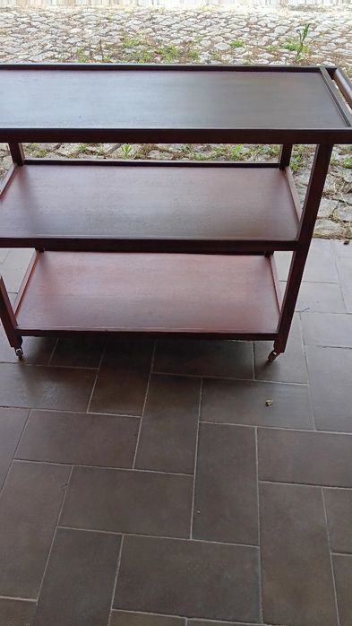 Carrinho para apoiar a mesa de refeições.