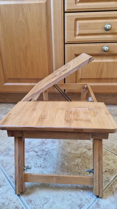 Drewniany stolik pod laptopa