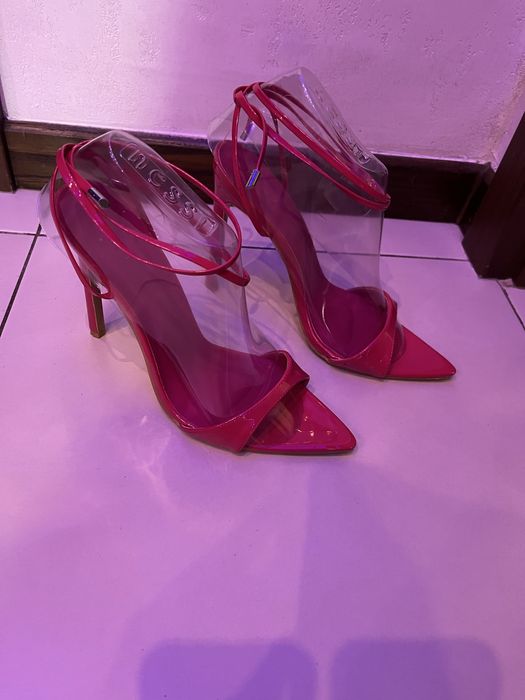 Szpilki, sandały wiązane na kostce