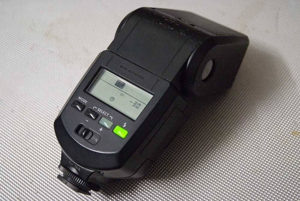 Фотоаппарат Fujifilm Fine pix S 5 pro, объектив Nikkor 16 - 85 ED VR 3,5 - 5,6 G, вспышка Metz 48 AF - 1 for Nikon.