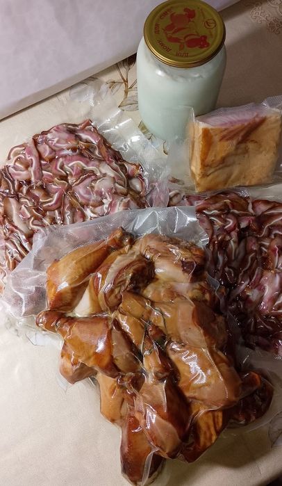 Домашнє копчення свинина та курятина.