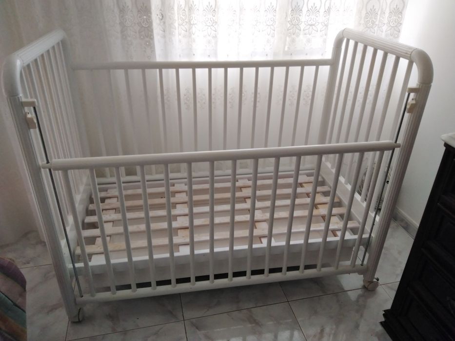 Cama de Bebé Marca Trama em Madeira  Branca