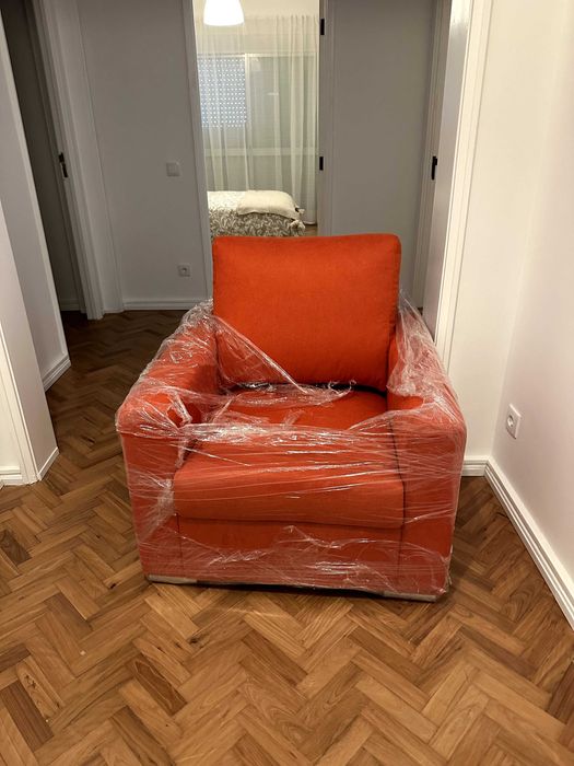 Poltrona cor de laranja, totalmente nova, nuca foi usada