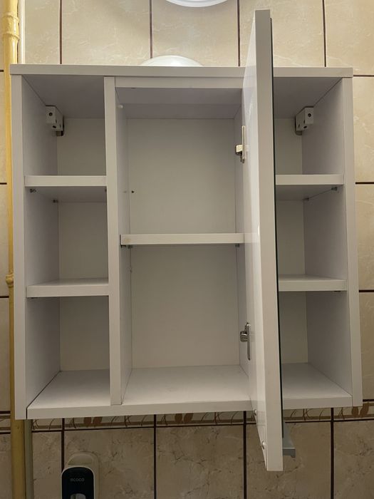 Szafka łazienkowa z lutrem i półkami