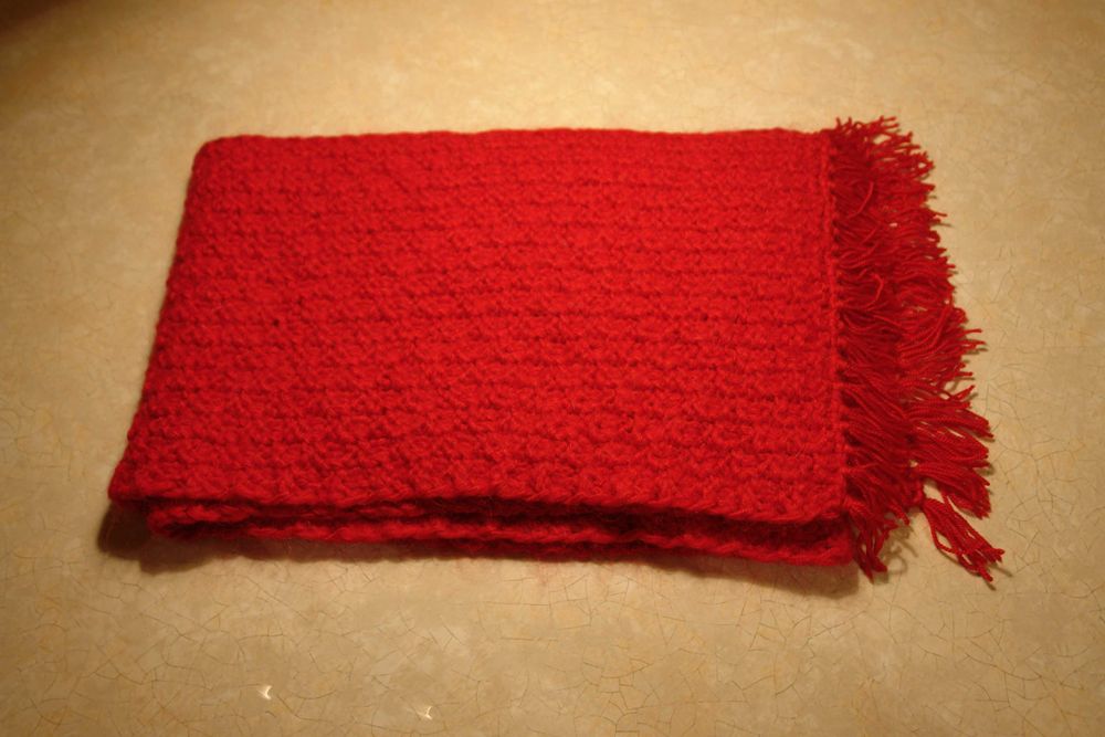 Szalik czerwony z frędzlami