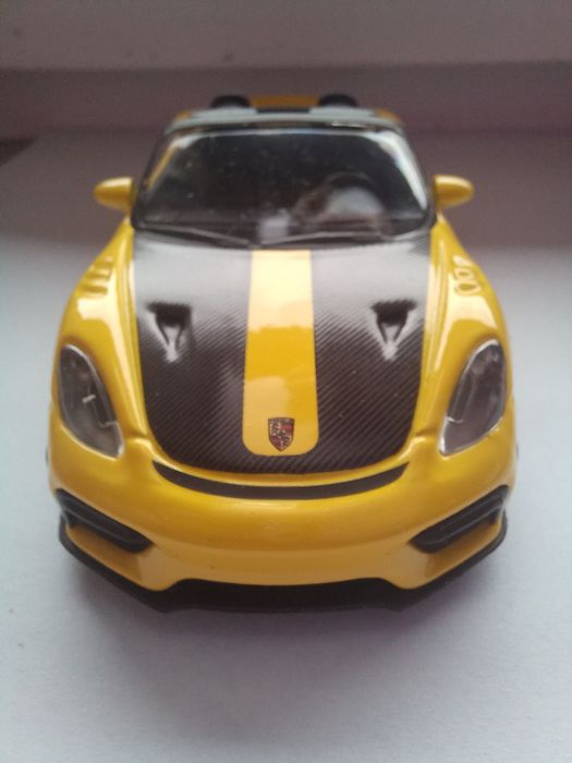 Bburago Porsche 718 Spyder RS, skala 1:43.