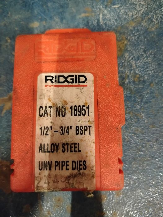 Nowe noże do maszyny gwintującej Ridgid.