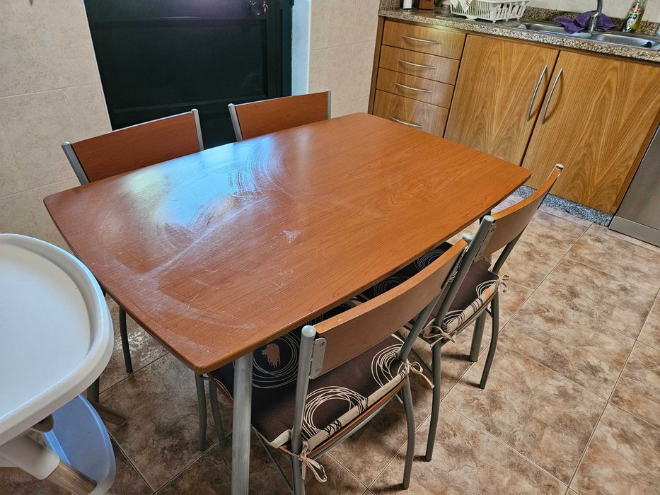 Mesa com 4 cadeiras
